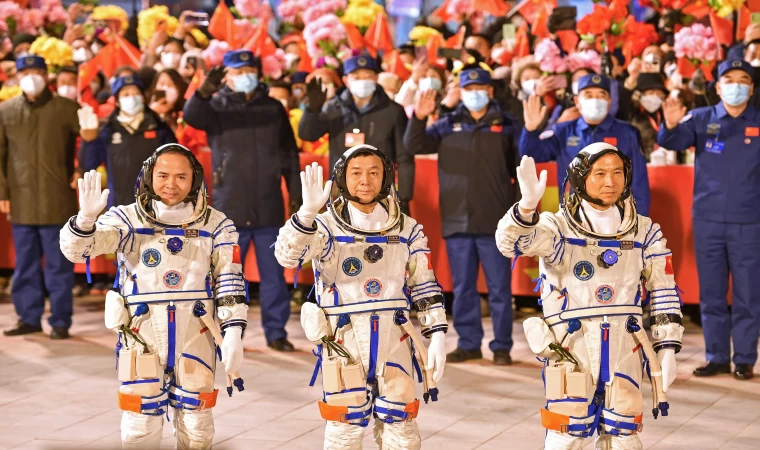 Çinli astronotlar 6 ay sonra dünyadalar