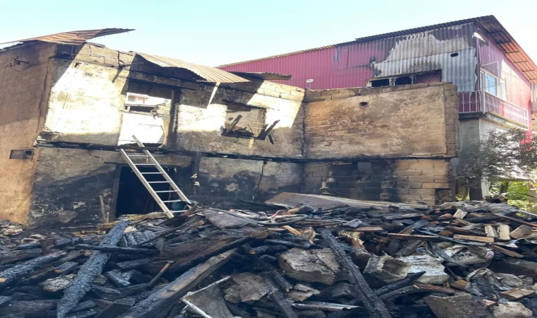 Mersin'de bir evde çıkan yangın 6 eve daha sıçradı