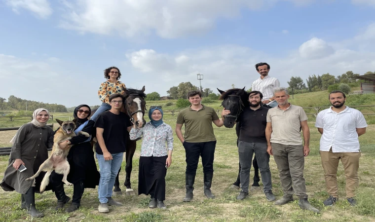 Adana'da üniversite öğrencileri biniciliği eski yarış atlarıyla öğreniyor