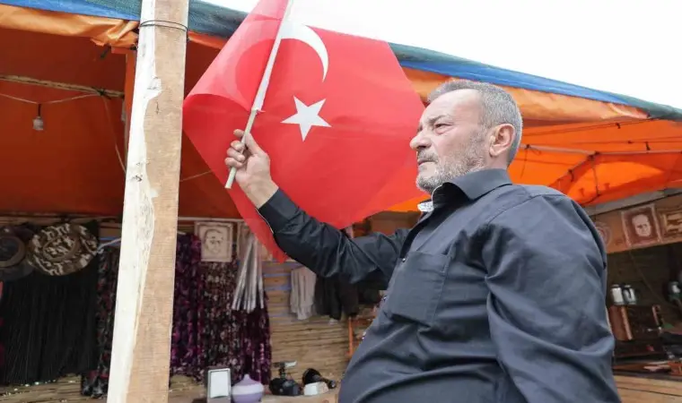 Vasiyeti bayrak olan şehidin babası her yeri bayrakla donatıyor