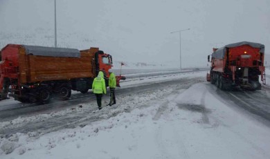 Bitlis’te kar yağışı etkili oldu 100’e yakın araç yolda kaldı