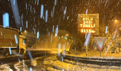 Bolu Dağı’nda yoğun kar yağışı: Görüş mesafesi 40 metreye düştü