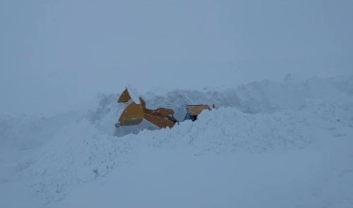Kar kalınlığı 4 metreye ulaştı, kepçe kar içinde neredeyse kayboldu