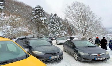 Kar yağdı, tatilciler Abant’a akın etti