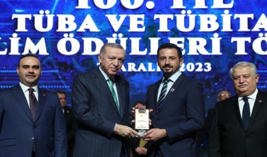 Niğde Ömer Halisdemir Üniversitesi akademisyeni ödülünü Cumhurbaşkanı Erdoğan’dan aldı