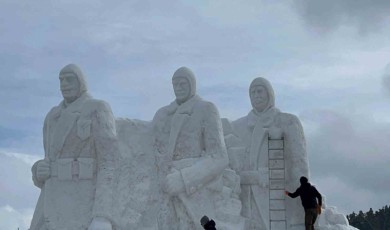 Sarıkamış’ta şehit heykellerinin yapımı için 200 kamyon kar taşındı