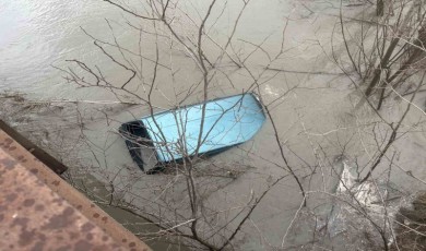 Suya gömülen araçtan son anda kurtuldu