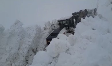 Yüksekova’da 5 metreyi geçen kar tünellerinde iş makinaları gözden kayboldu