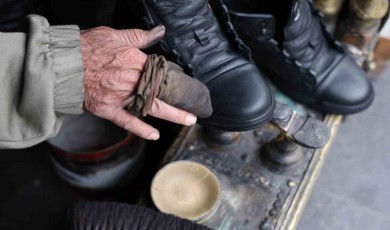 73 yaşındaki “Boyacı Mehmet dayı” 46 yıldır aynı yerde ayakkabı boyuyor