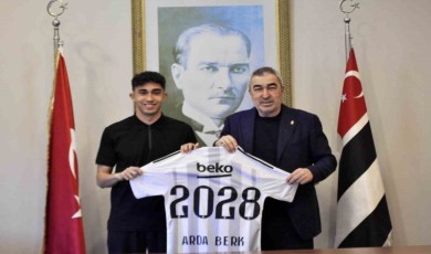 Beşiktaş, Arda Berk Özüarap ile profesyonel sözleşme imzaladı