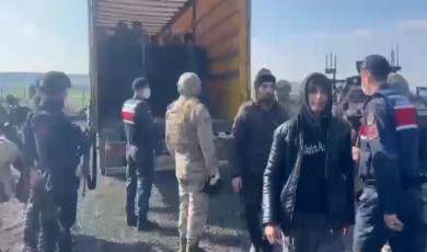 Diyarbakır’da tırda 72 kaçak göçmen yakalandı