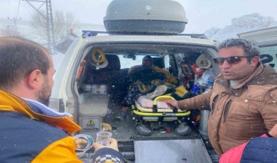 Doğum sancısı tutan kadın ekipler tarafından kurtarıldı