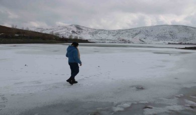 Hava sıcaklığının düştüğü kentte gölet buz tuttu