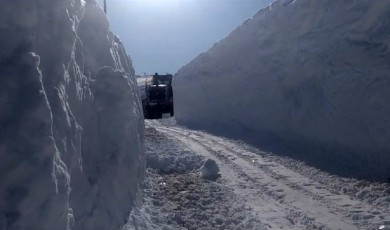Yüksekova’da 4 metrelik kar tünellerinde çalışma