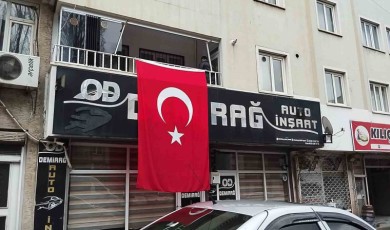 Bingöllü şehidin dede evine Türk bayrağı asıldı