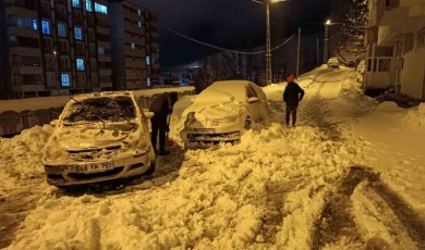 Bitlis’te tek katlı evler ve araçlar kar altında kaldı