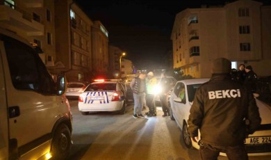 ”Dur” ihtarına uymayan alkollü sürücü, polise çarparak kaçtı