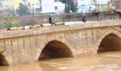 Mardin’de yağışla birlikte tarihi Dunaysır Köprüsü’nün debisi yükseldi