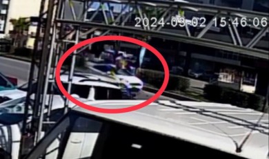 Mersin'de otomobil yaşlı adama çarptı: O anlar kamerada