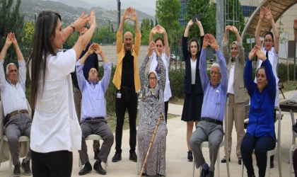 Mersin'de 65 yaş üstü hastalar, hastane bahçesinde egzersiz yaptı