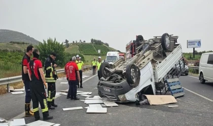 Mersin'de lastiği patlayan kamyonet devrildi, sürücü öldü