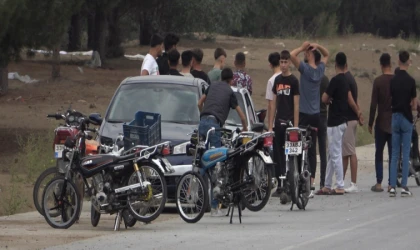 Mersin'de trafiğe kapalı yol motosiklet yarış pistine dönüştü