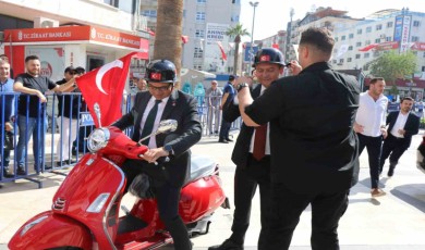 Sözünü tutan CHP Lideri Özel, büyükşehir belediyesine kırmızı motosikletle gitti