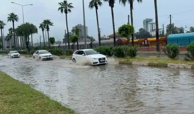 İskenderun’da sağanak yağışla caddeler göle döndü